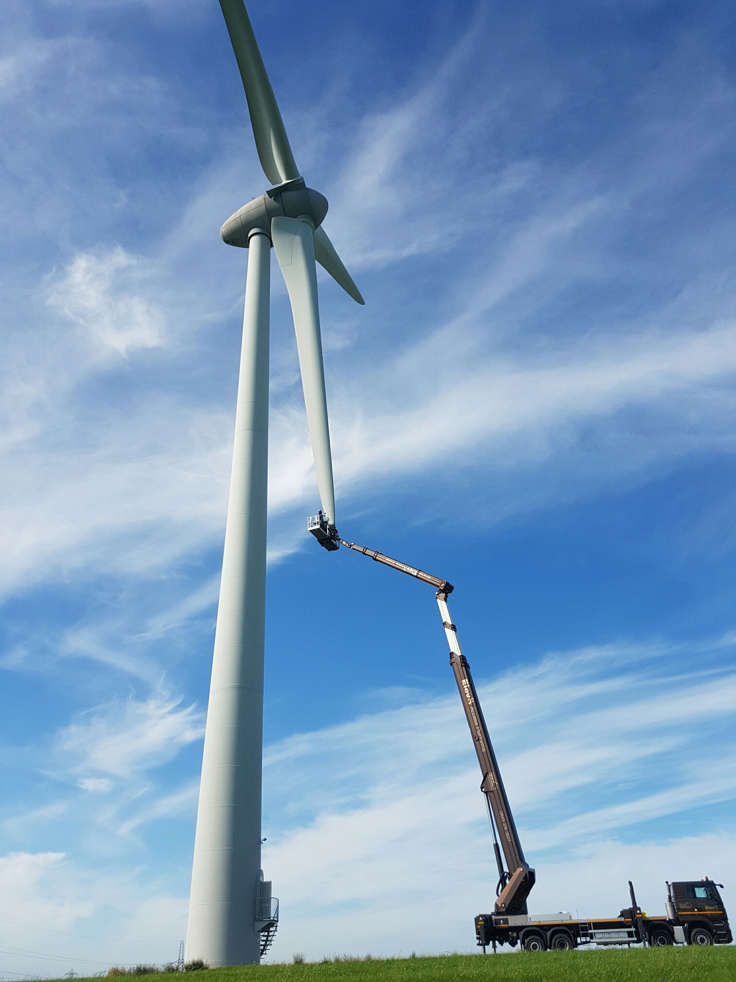 Safe wind turbine blade maintenance from a MEWP