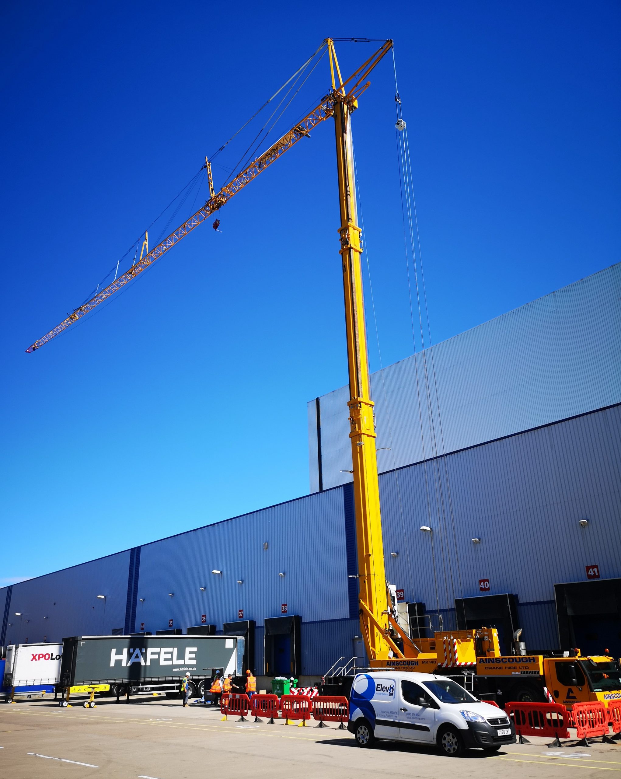 Contract lift with Liebherr MK140 crane